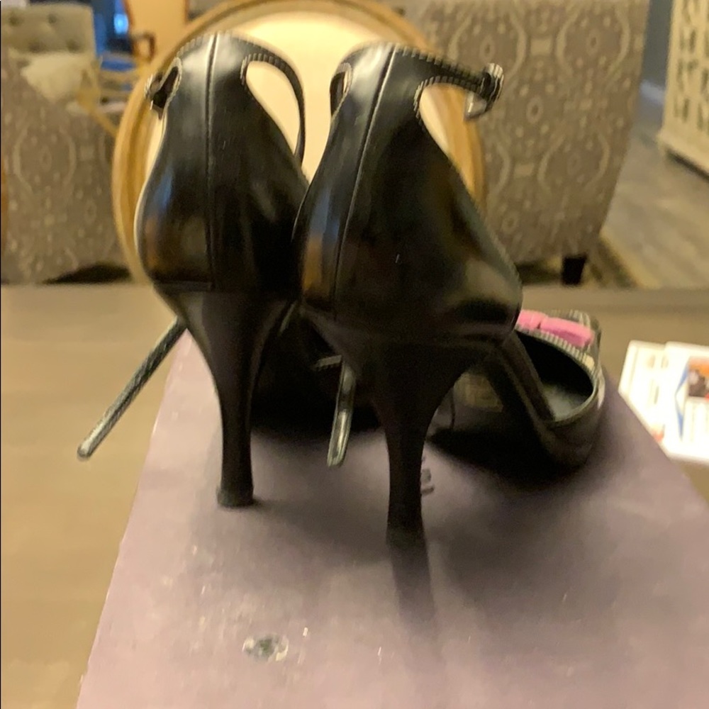 Prada - Picture 3 of 3